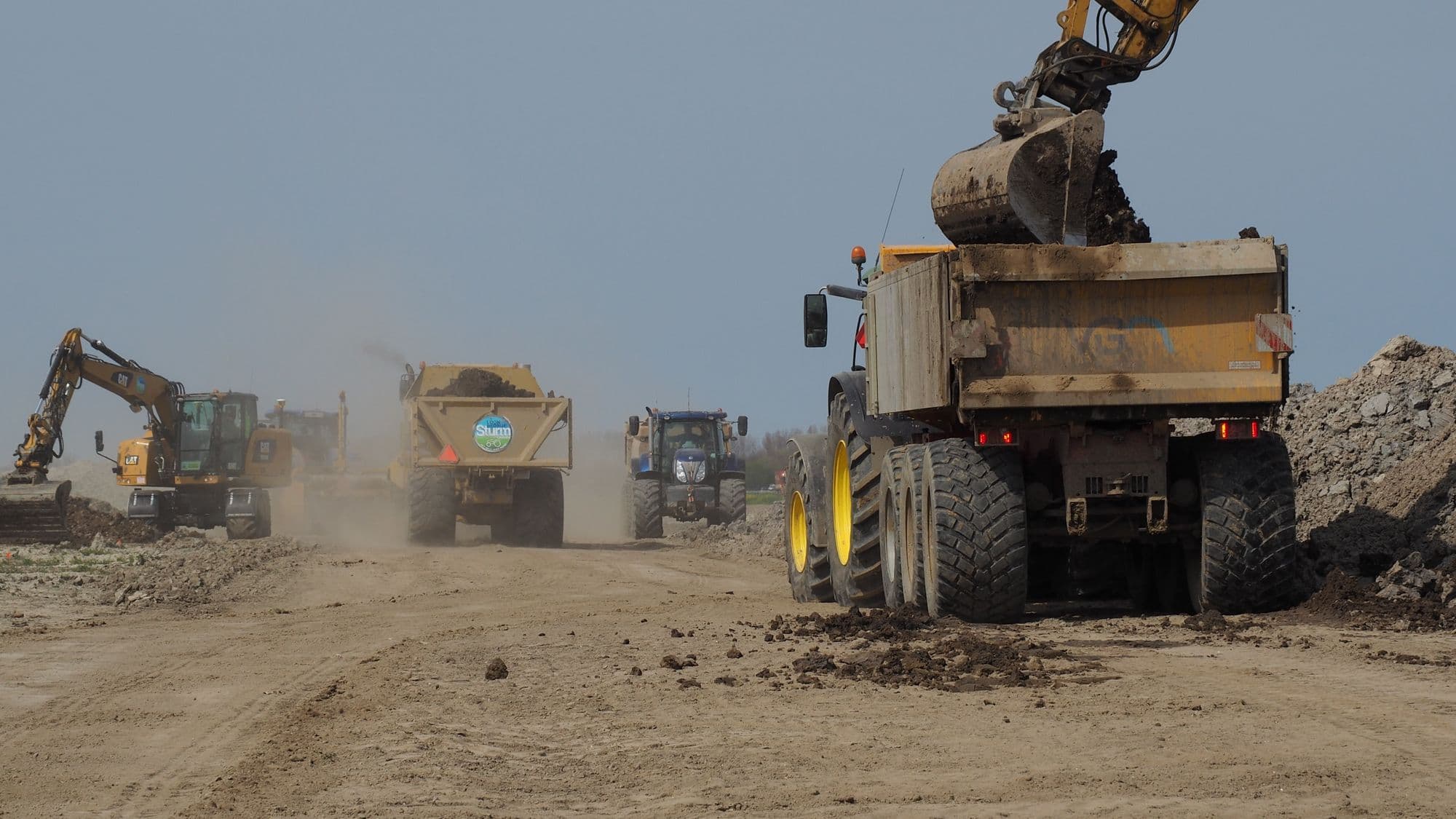 GulfFast heavy equipment fleet mobilized on a Saudi Arabia job site